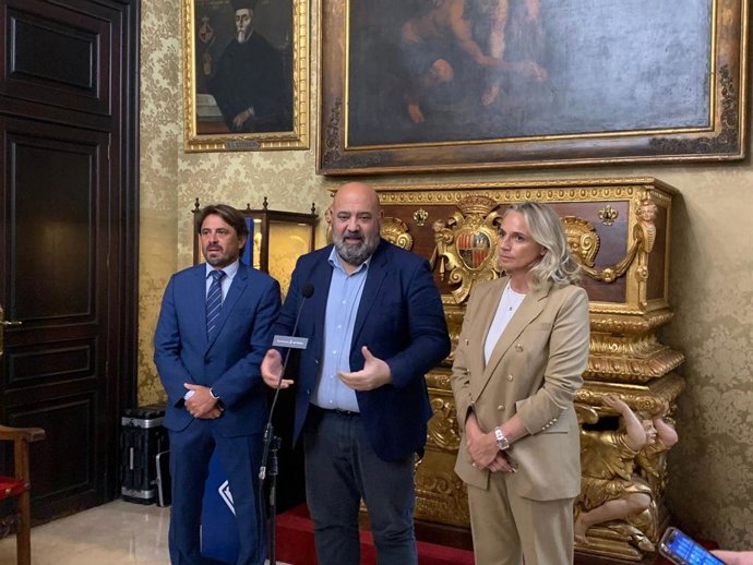 El presidente  Cehat, Jorge Marichal, el alcalde de Palma, Jaime Martínez, y la presidenta de FEHM, María Frontera.
