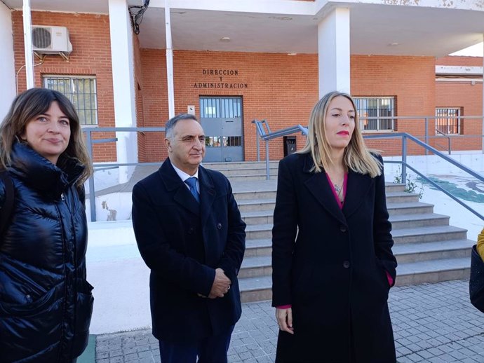 La presidenta de la Junta de Extremadura, María Guardiola, visita un taller en el centro penitenciario de Cáceres