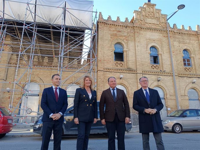 La alcaldesa de Huelva, Pilar Miranda, y el presidente de la Diputación, David Toscano, junto al primer teniente de alcalde de Urbanismo del Ayuntamiento, Felipe Arias, y  el vicepresidente primero de la Diputación, José Manuel Zamora, en la estación.