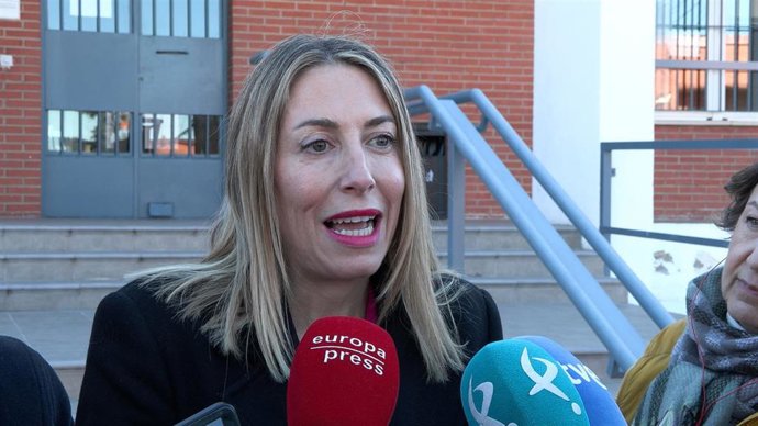 La presidenta de la Junta de Extremadura, María Guardiola, atiende a los medios en Cáceres tras una visita a un taller en el centro penitenciario