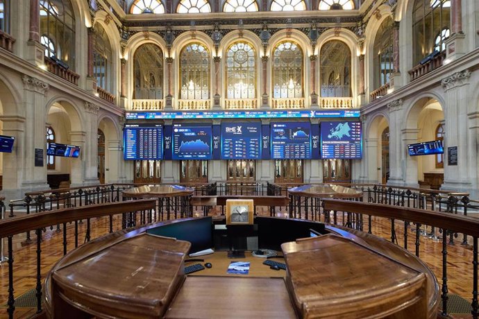 Archivo - Paneles del Ibex 35 en el Palacio de la Bolsa, a 13 de octubre de 2023, en Madrid (España).