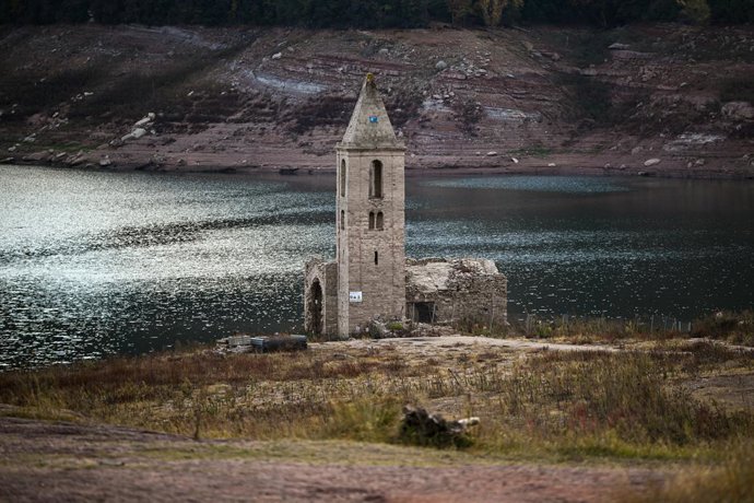 Iglesia de Sant Rom de Sau en el pantano de Sau, a 20 de noviembre de 2023, en Vilanova de Sau, Barcelona, Catalunya (España). Las cuencas hidrográficas internas catalanas llevan ocho meses en la fase de excepcionalidad por la sequía. Los bajos niveles