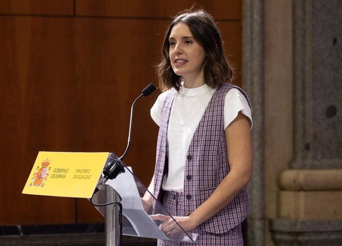 La hasta ahora ministra de Igualdad, Irene Montero, interviene durante el traspaso de su cartera, en la sede del Ministerio de Igualdad, a 21 de noviembre de 2023, en Madrid (España).