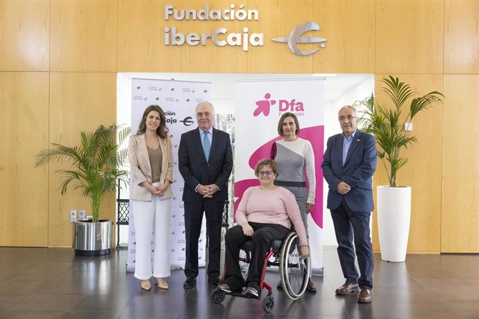 El director general de Fundación Ibercaja, José Luis Rodrigo, y la presidenta de Fundación Dfa, Marta Valencia, han firmado la renovación del convenio de colaboración