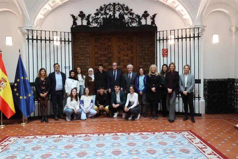 Defensor del Pueblo se reúne con jóvenes, dos de ellos andaluces, por el Día Mundial de la Infancia.