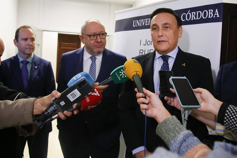 Villamandos atiende a los periodistas junto a Torralbo.