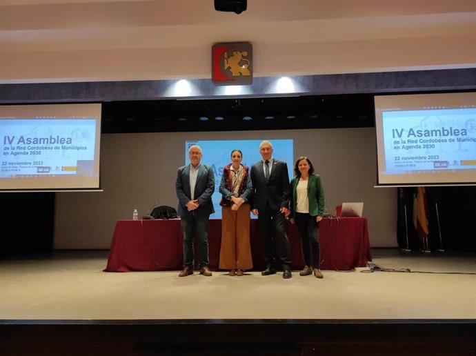 La vicepresidenta segunda y delegada de Presidencia, Gobierno Interior y Vivienda de la Diputación de Córdoba, Marta Siles (segunda por la izda.), en la inauguración del Foro de la Alianza 2030 en el Palacio de la Merced.