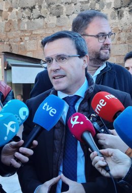 El presidente de la Diputación de Badajoz, Miguel Ángel Gallardo, en declaraciones a los medios en Mérida junto al alcalde de dicha ciudad, Antonio Rodríguez Osuna