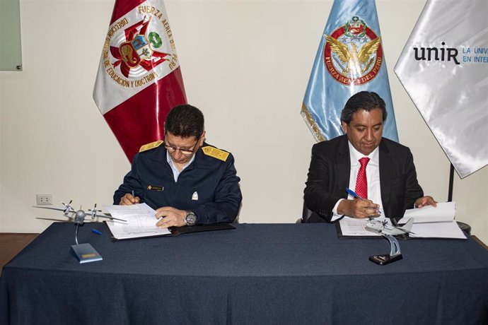 Mayor General FAP. José Antonio Gutierrez Vera, Sub-Director General de Educación y Doctrina de la FAP; y Martín Santivañez, country manager de UNIR en Perú, durante la firma del convenio.