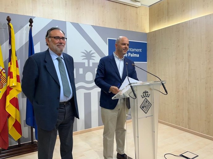 El gerente de urbanismo, de Palma, Tomeu Abad, y el regidor, Óscar Fidalgo, en una rueda de prensa.