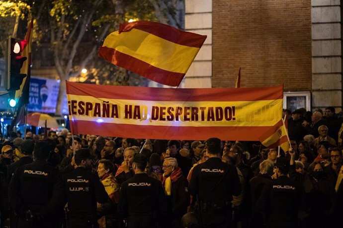 Decenas de personas durante una manifestación contra la amnistía frente a la sede del PSOE en Ferraz