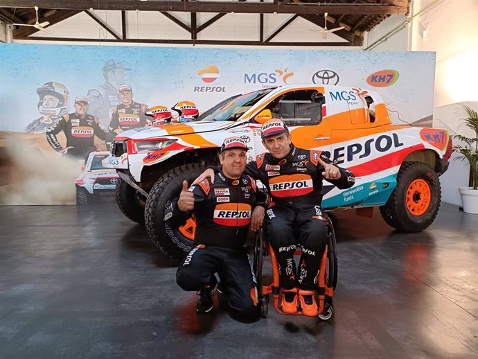 El copiloto Txema Villalobos y el piloto Isidre Esteve en la presentación del Repsol Toyota Rally Team para el Rally Dakar 2024