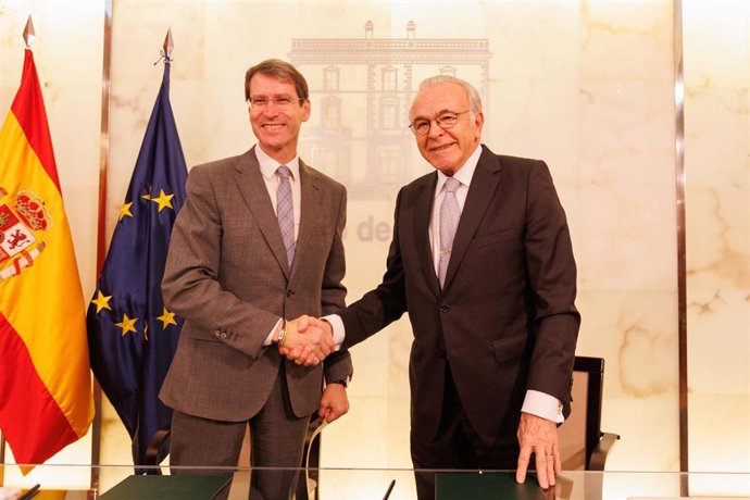 El presidente del Gobierno de La Rioja, Gonzalo Capellán, y el presidente de la Fundación 'laCaixa', Isidro Fainé, han firmado un acuerdo marco que refuerza la colaboración entre ambas instituciones en materia social, científica, educativa y cultural