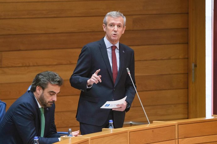 El presidente de la Xunta, Alfonso Rueda, interviene en la sesión de control del Parlamento de Galicia
