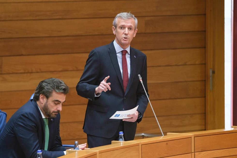 El presidente de la Xunta, Alfonso Rueda, interviene en la sesión de control del Parlamento de Galicia