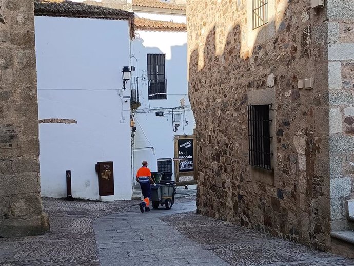Archivo - Un trabajador del servicio de limpieza viaria de Cáceres en una foto de archivo
