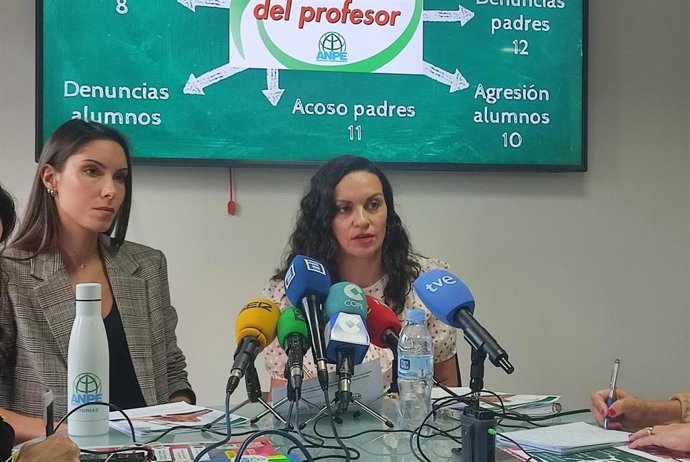 Rueda de prensa de la coordinadora del servicio del Defensor del Profesor de ANPE en Asturias, Montserrat Fernández, y la delegada de Secundaria de ANPE Asturias, Mariela Fernández