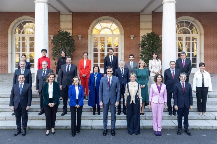 Foto de familia, del presidente del Gobierno de la XV legislatura, Pedro Sánchez (c), junto a las vicepresidentas y ministros del Ejecutivo, a su llegada a la reunión del Consejo de Ministros, en el Palacio de La Moncloa, a 22 de noviembre de 2023, en M