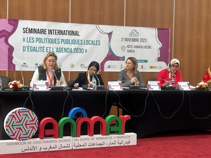 La delegada de Igualdad, Cooperación al Desarrollo, Consumo y Participación Ciudadana de la Diputación de Córdoba, Auxiliadora Moreno (izda.), en el Foro Anmar.