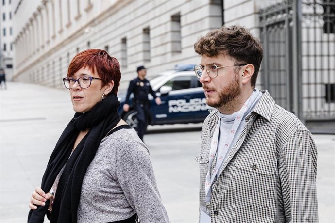 La secretaria general de Més y coportavoz de Compromís, Agueda Micó, saliendo del Congreso con un colaborador de la formación  