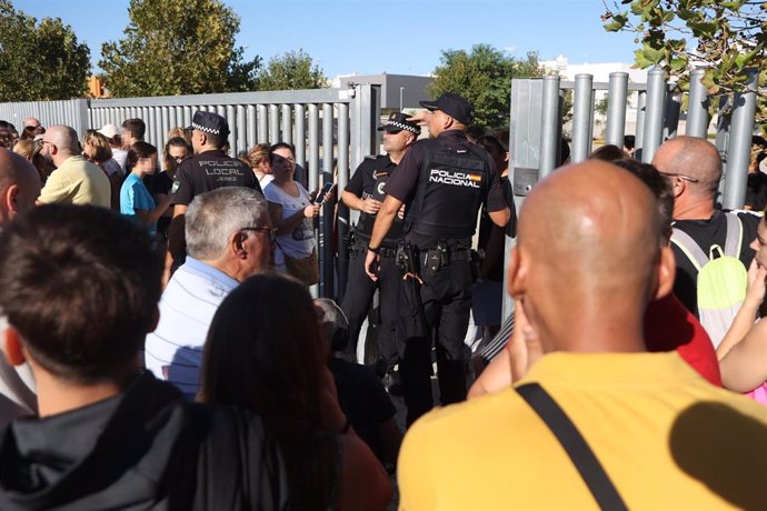 Archivo - Padres y familiares de alumnos en las puertas del Instituto de Educación Secundaria (IES) Elena García Armada de Jerez de la Frontera (Cádiz) donde un menor ha herido a profesores y alumnos con un arma blanca a 28 de septiembre del 2023.