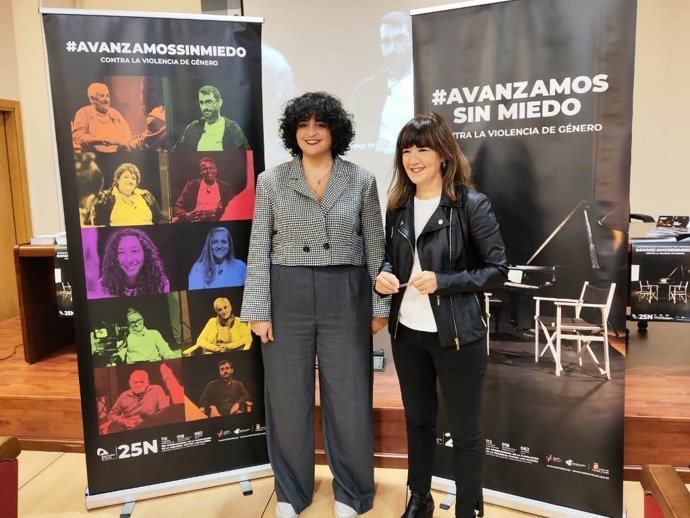 Clara Reques (izda) y Laura Prieto presentan la campaña de Diputación de Soria por el 25N.