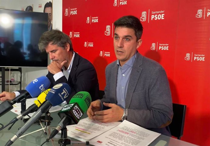 El portavoz del Grupo Socialista de Santander, Daniel Fernández, y el concejal, Javier González de Riancho