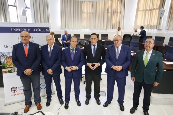 Villamandos (centro), junto a Torralbo (2 dcha.) y otros representantes de las universidades públicas andaluzas, en la inauguración de la I Jornada de la Reupep.