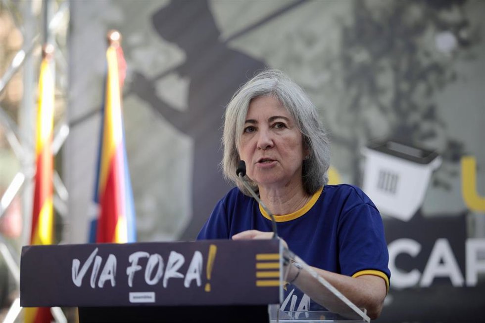 Archivo - La presidenta de la ANC, Dolors Feliu, interviene durante la celebración del aniversario del referéndum del 1-O, en la plaza de Urquinaona, a 1 de octubre de 2023, en Barcelona, Cataluña (España). Este acto conmemora el sexto aniversario del r