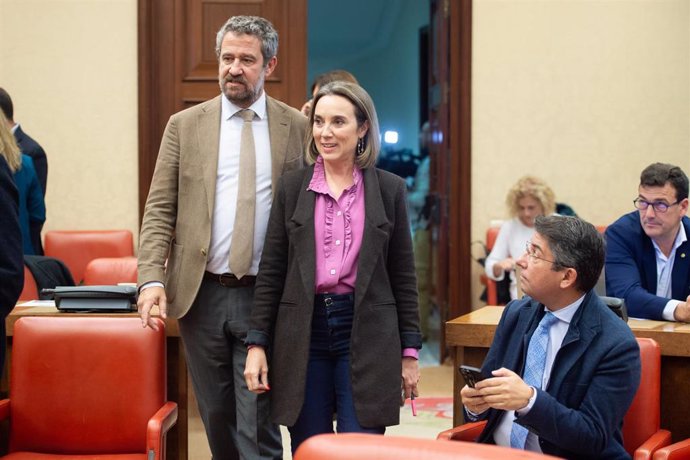 La secretaria general del PP, Cuca Gamarra, y el diputado del PP, Jaime de Olano, a su llegada a las Jornadas Parlamentarias 'Frente a la amnistía: igualdad, libertad y dignidad'.