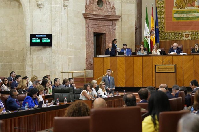 Archivo - El presidente de la Junta de Andalucía, Juanma Moreno, junto a varios consejeros, durante su turno de palabra en la sesión de control al Gobierno andaluz en el Pleno del Parlamento. (Foto de archivo).