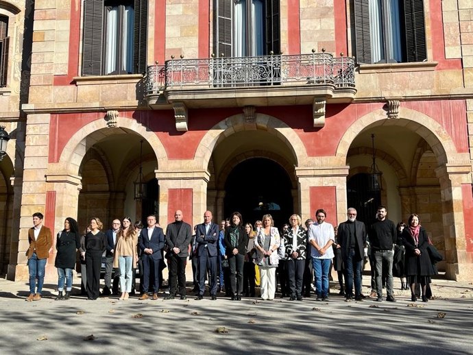 Els membres de la Mesa i diputats del Parlament durant el minut de silenci 