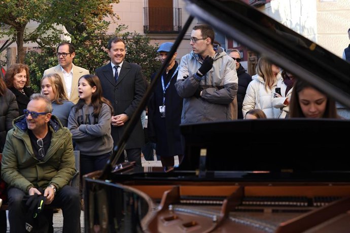 El alcalde de Toledo, Carlos Velázquez, ha participado en la iniciativa 'Pianos en la calle'.