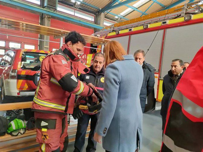 Un bombero muestra el nuevo equipamiento a las autoridades presentes en la visita al parque en Salamanca
