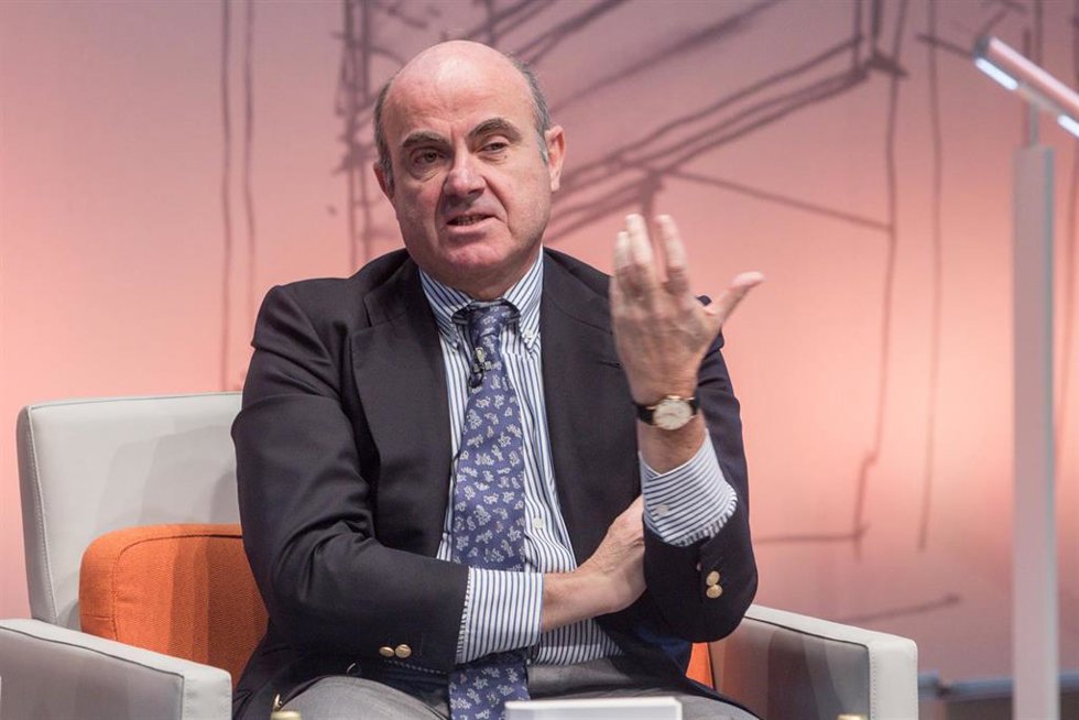 Archivo - El vicepresidente del Banco Central Europeo, Luis de Guindos, participa en la presentación del libro "Un hombre con buena suerte" 