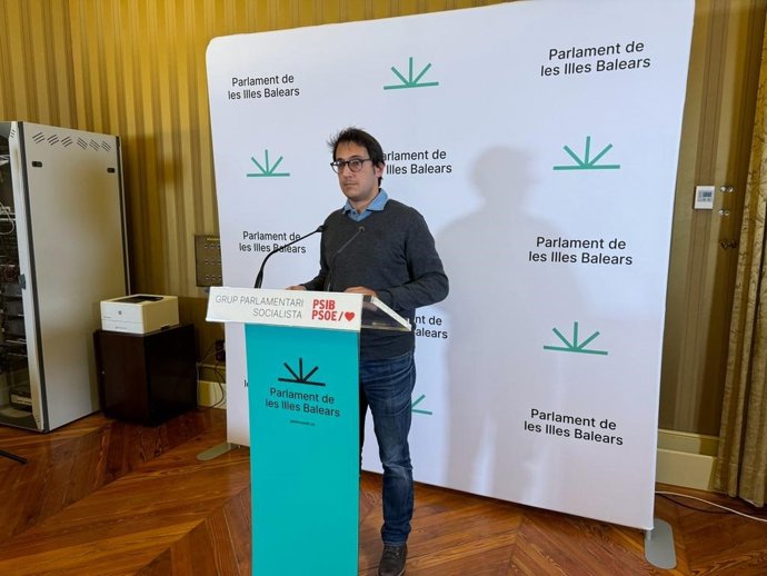 El portavoz del Grupo Parlamentario Socialista, Iago Negueruela, en rueda de prensa.