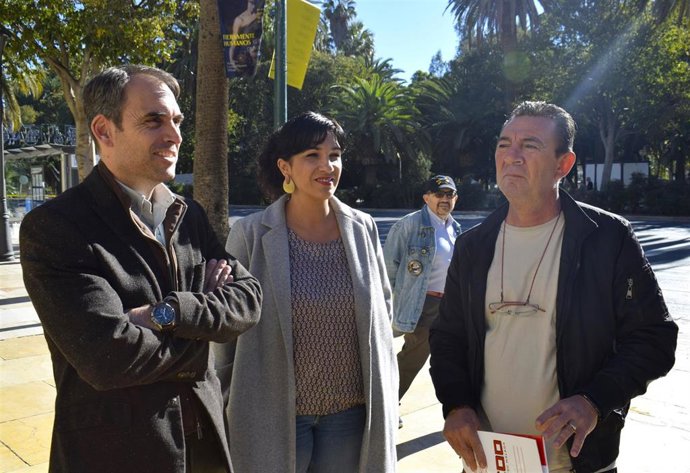 El diputado de Sumar y coordinador andaluz de Izquierda Unida, Toni Valero; la portavoz del grupo municipal Con Málaga, Toni Morillas, y representantes de CCOO en el comité de empresa de Iberia,