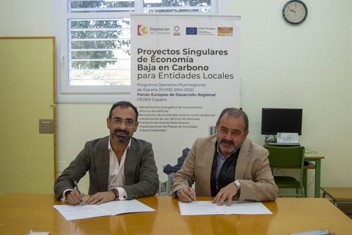 El delegado de Desarrollo Económico, Promoción y Empleo de la Diputación de Córdoba, Félix Romero (izda.), en su visita a Valenzuela.