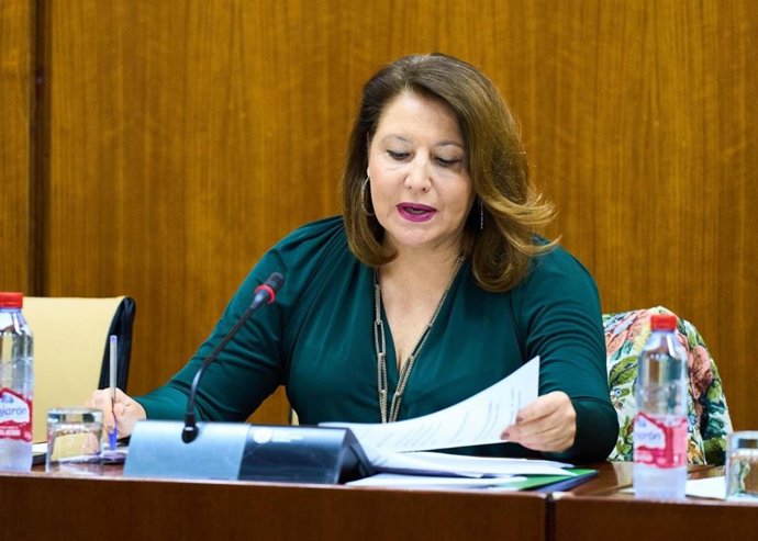 La consejera de Agricultura, Pesca, Agua y Desarrollo Rural, Carmen Crespo, en Comisión Parlamentaria.