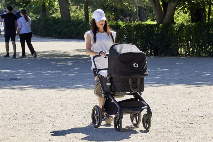 Archivo - Una persona pasea con un carrito de bebé en el parque de El Retiro, a 29 de julio de 2023, en Madrid (España). El ejecutivo de Ayuso ha aprobado esta semana, en el Consejo de Gobierno, una ampliación de las ayudas a la natalidad en esta región. 