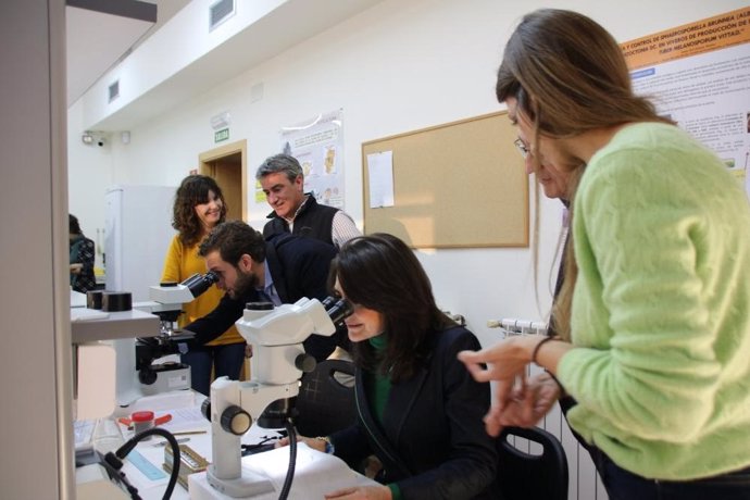 El presidente de la Diputación, Isaac Claver, en el Centro de Investigación y Experimentación en Truficultura (CIET) de Graus