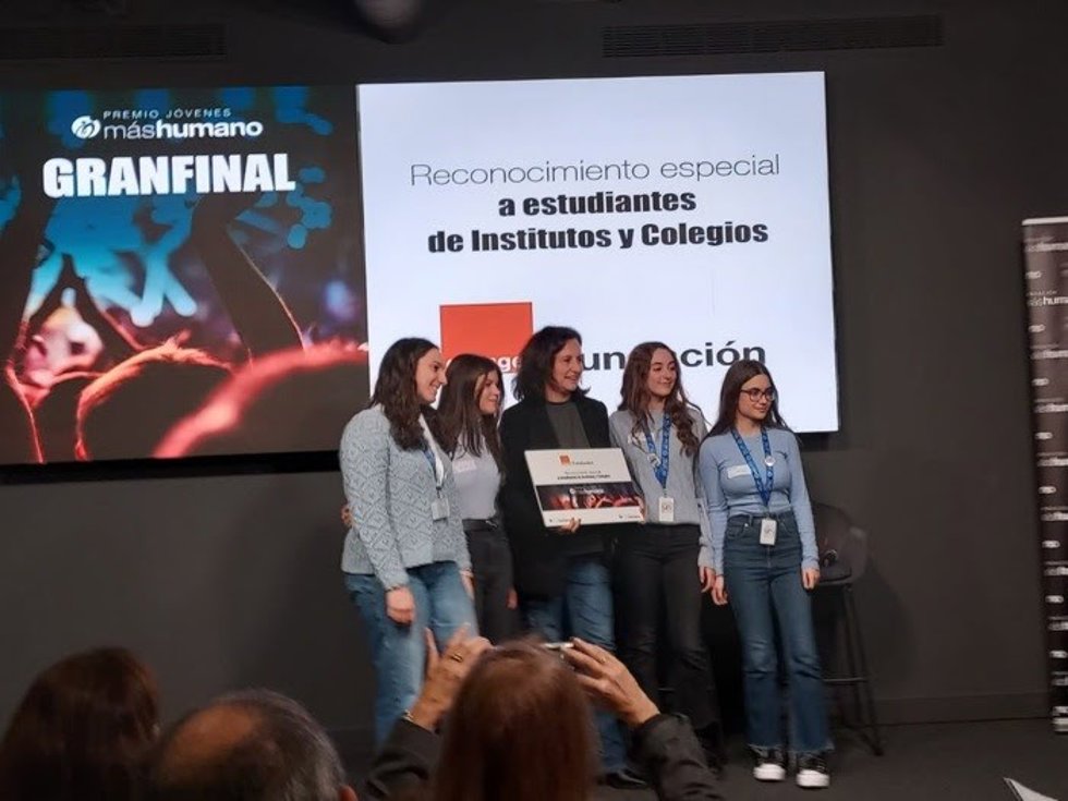 Alumnas de 2 de Bachillerato de SAFA Écija premiadas por un proyecto para evitar el aislamiento de personas sordomudas con IA.