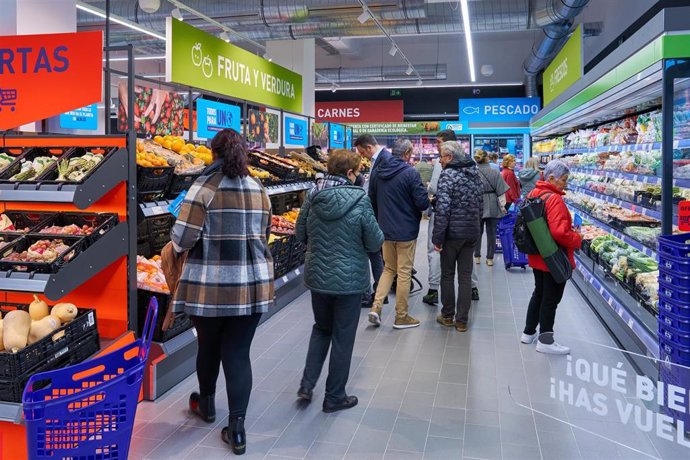 Gente comprando en un Aldi