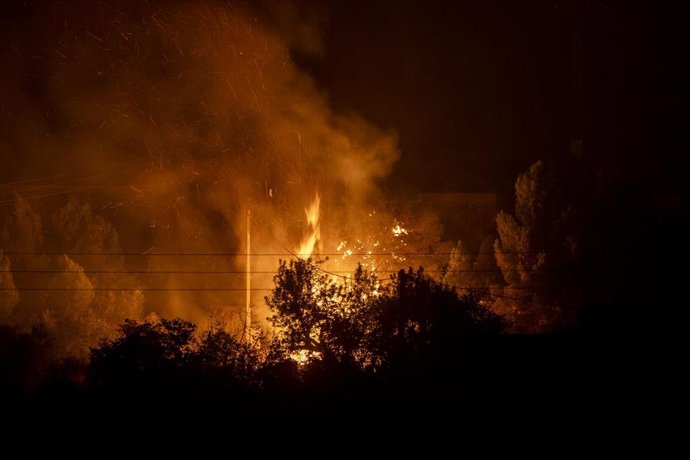 Vista del incendio desde el municipio de Ador, a 2 de noviembre de 2023, en Valencia, Comunidad Valenciana (España). Un incendio forestal originado en el barranco de La Font de Montitxelvo ha obligado a la Guardia Civil a desalojar el municipio y las zo