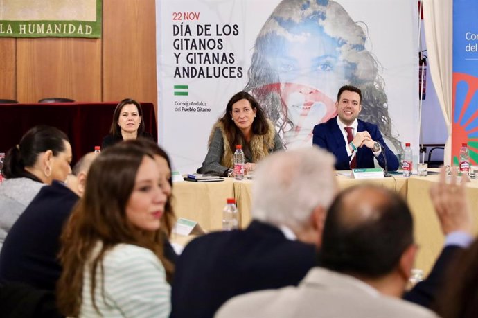 La consejera de Inclusión Social, Juventud, Familias e Igualdad, Loles López, en la clausura del pleno del Consejo Andaluz del Pueblo Gitano