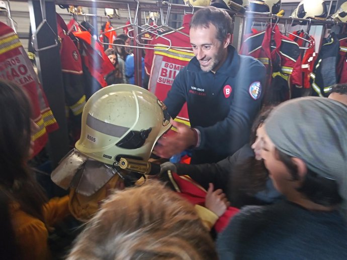 Escolares en el Parque de Bomberos de Miribilla.
