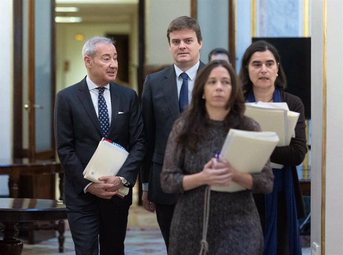 El Letrado Mayor, Fernando Galindo, rodeado de colaboradores a su llegada a una reunión de la Mesa del Congreso