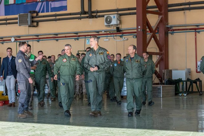 El Rey Felipe VI (c) durante una visita al Tactical Leadership Programme (TLP) y las instalaciones de la Maestranza Aérea de Albacete (MAESAL), en la Base Aérea de Los Llanos, a 22 de  noviembre de 2023, en Albacete, Castilla-La Mancha (España). El Re