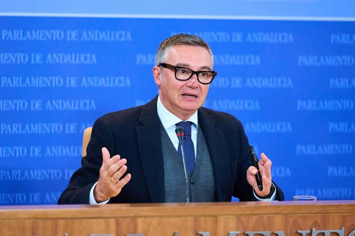 El portavoz del Grupo Parlamentario Vox, Manuel Gavira, este miércoles en rueda de prensa. 