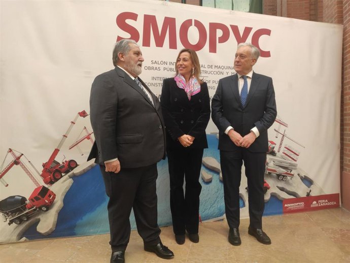 El presidente de Feria de Zaragoza, Manuel Teruel, la alcaldesa, Natalia Chueca, y el consejero de Fomento, Movilidad, Vivienda y Logística del Gobierno de Aragón, Octavio López, en la inauguración de SMOPYC 2023.